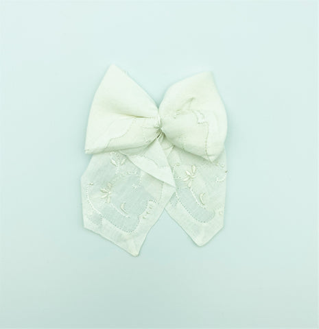 Embroidered White Scallop - Vintage Hair Bow